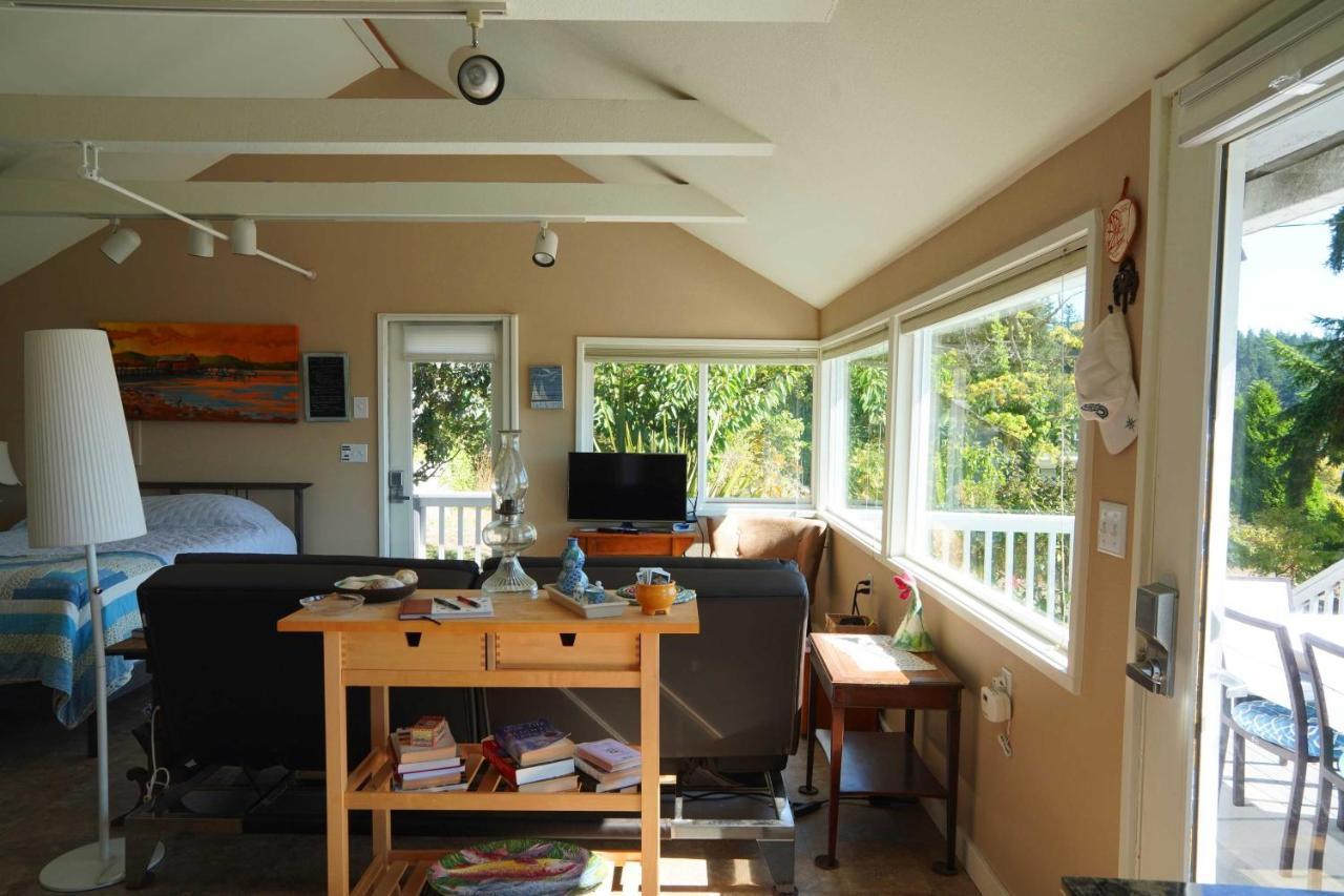 Idyllic Waterfront Cottage With Beach And Sunset Views Порт Таунсънд Екстериор снимка